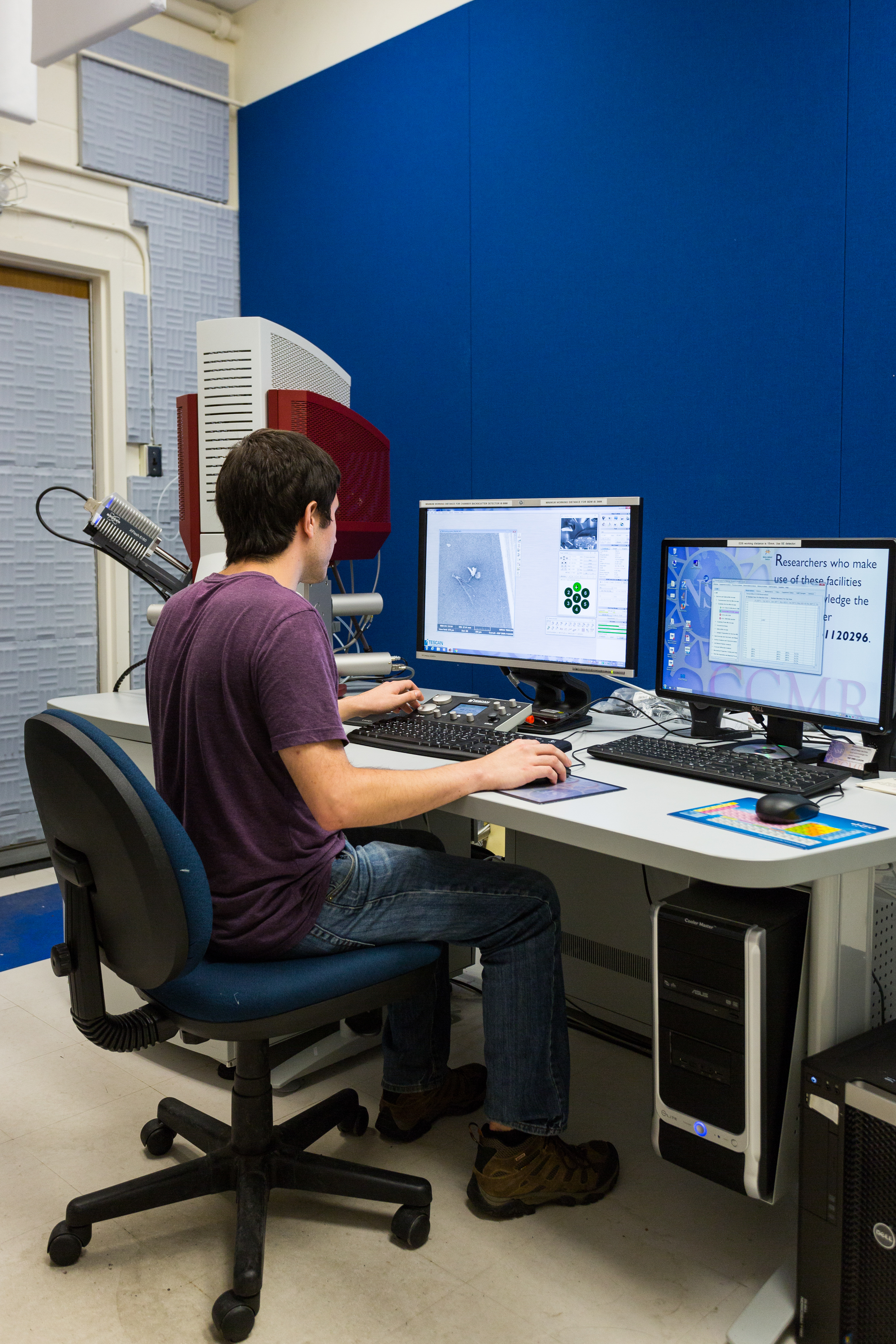 Scientific Image - Scientist Using a Scanning Electron Microscope ...