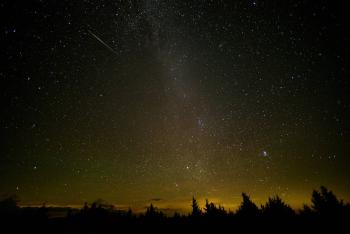 Метеоритный дождь Персеиды - метеор пронесся по небу в 2016 году в Спрус-Ноб, Западная Вирджиния. Кредит НАСА Билл Ингаллс.