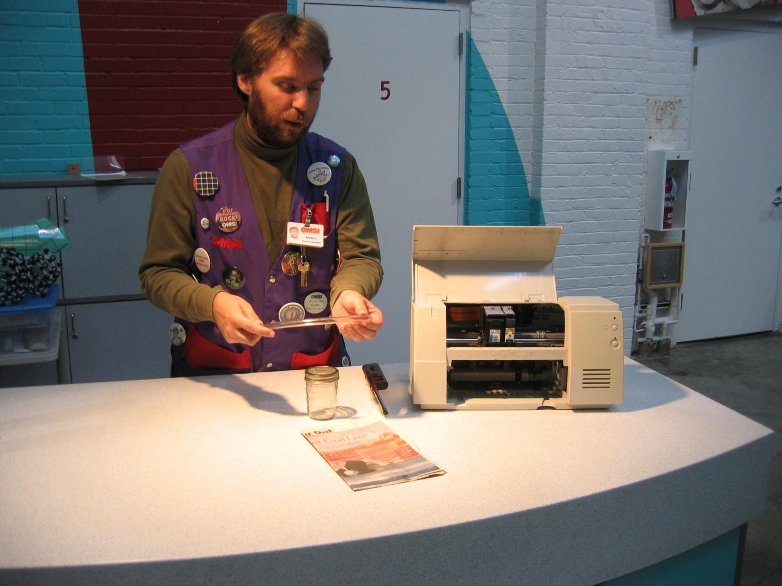 Facilitator demonstrates how an inkjet printer works
