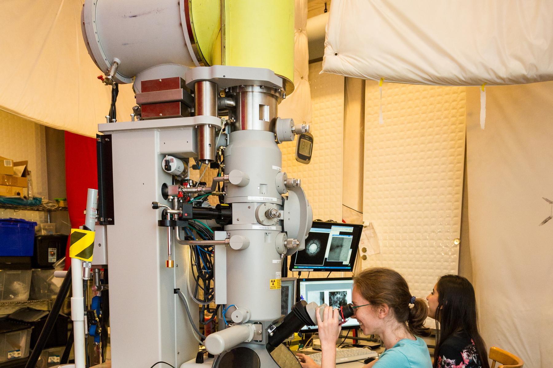 Scientist using an Transmission Electron Microscope (TEM).