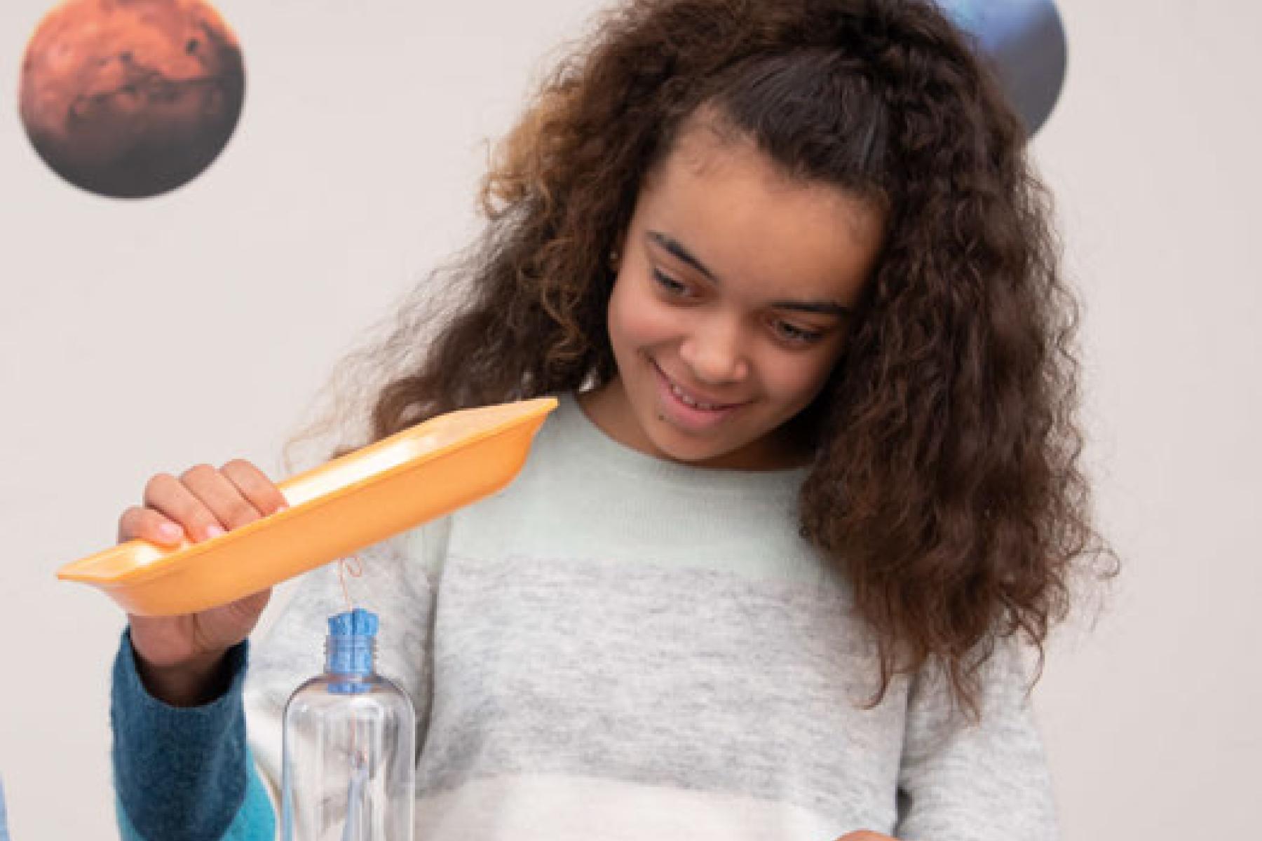 Learner demonstrates how an electroscope interacts with static electricity