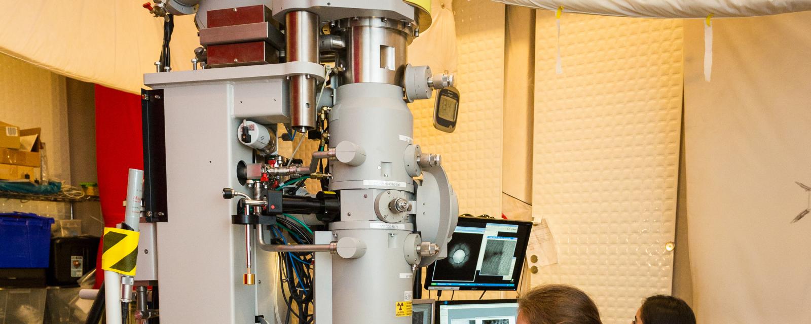 Scientist using an Transmission Electron Microscope (TEM).